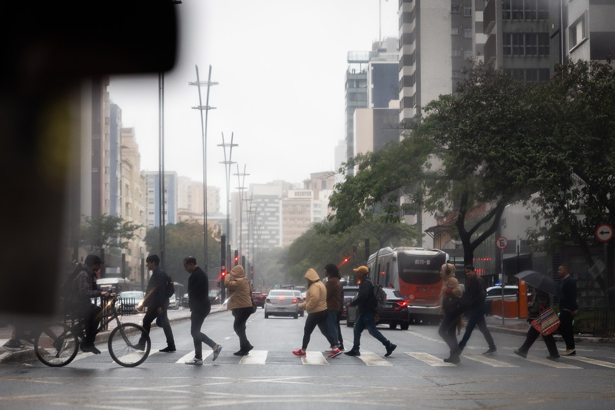 Ciclone gera alerta de ventos fortes de até 100 km/h em São Paulo nesta segunda-feira Pedestres atravessam a Avenida Paulista em São Paulo (Foto: Maria Isabel Oliveira/O GLOBO)