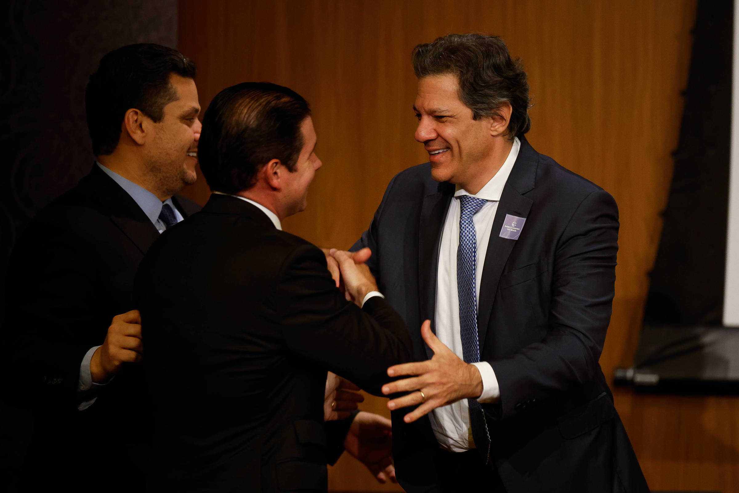 Ministro da Fazenda, Fernando Haddad, com os presidentes da Câmara, Hugo Motta (Republicanos-PB), e do Senado, Davi Alcolumbre (União Brasil-AP), em evento no Banco Central (Foto: Pedro Ladeira-02.abr.25/Folhapress)