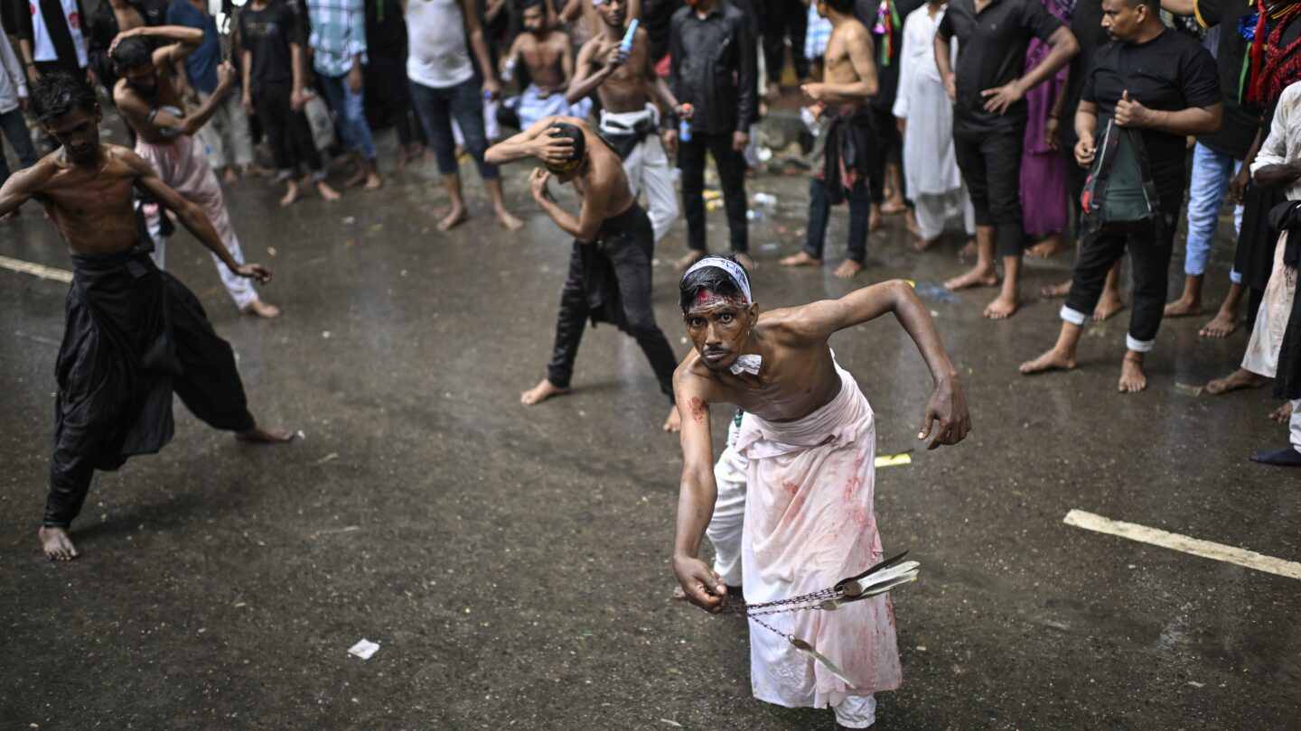 Muçulmanos xiitas ao redor do mundo celebram Ashoura com homenagens emocionantes