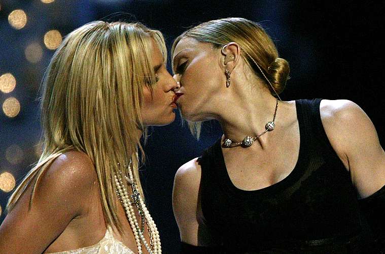 Britney Spears e Madonna em 2003, no MTV Vídeo Music Awards: beijo na boca e juras de amor eterno (Foto: VEJA.com/Getty Images)
