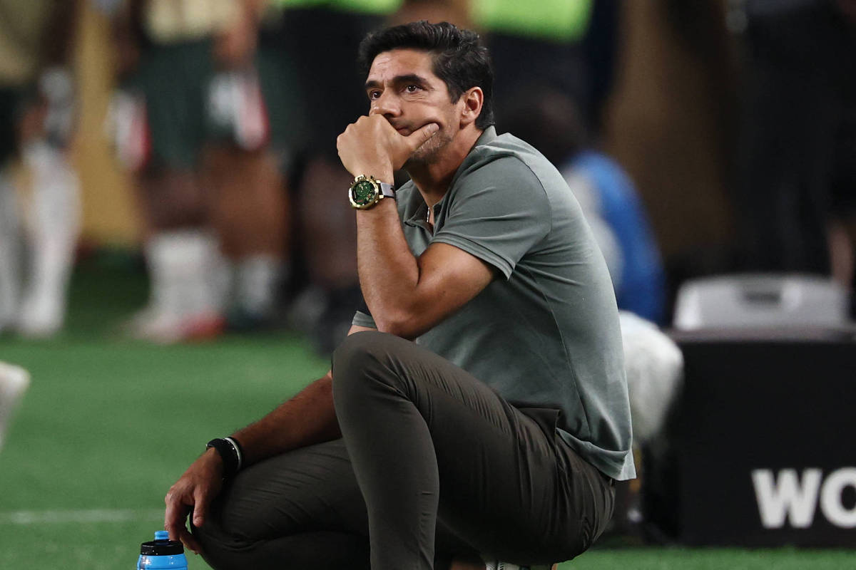 Abel Ferreira comanda o Palmeiras na derrota para o Chelsea na Copa do Mundo de Clubes (Foto: Franck Fife - 4.jul.2025/AFP)