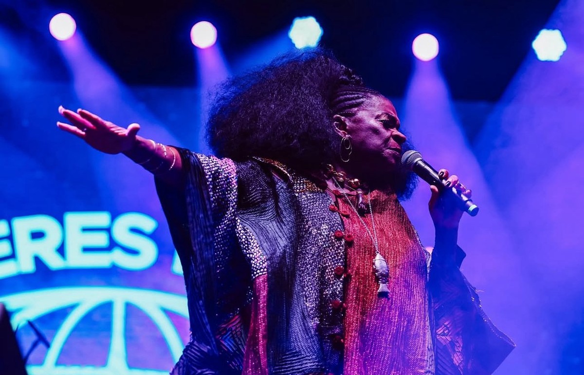 Zezé Motta desabafa após show interrompido e fala sobre falta de respeito Zezé Motta no Festival Latinidades, em Brasília (Foto: Reprodução/X)