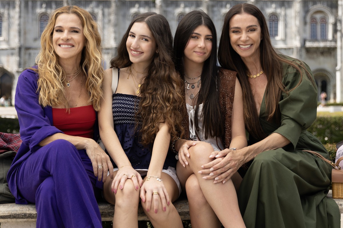 Ingrid Guimarães e Mônica Martelli posam com Giulia Benite e Gabi Amaral (Foto: Divulgação/Desireé do Valle)