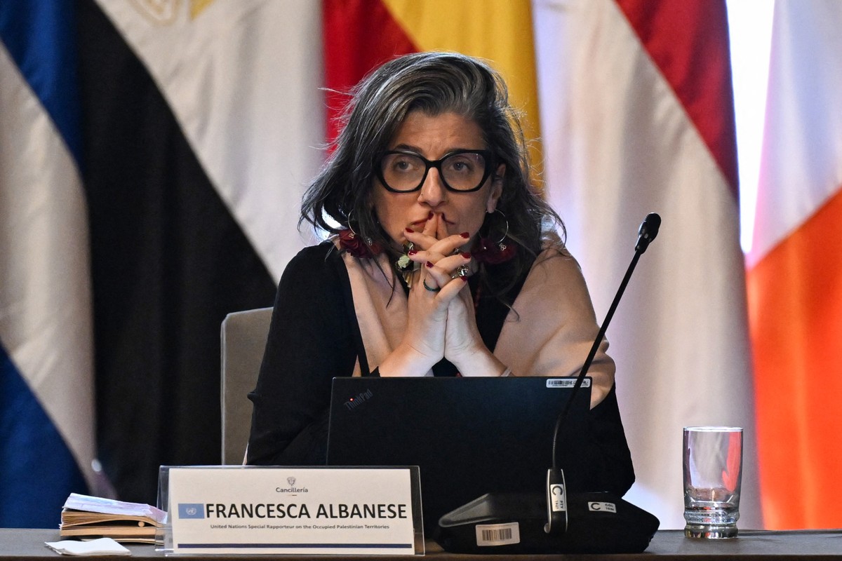 EUA impõem sanções à relatora da ONU por atuação em Gaza Francesca Albanese, Relatora Especial das Nações Unidas para a Situação dos Direitos Humanos nos Territórios Palestinos, discursa durante uma conferência de emergência do Grupo de Haia, no Palácio de San Carlos, em Bogotá (Foto: Luis ACOSTA/AFP)