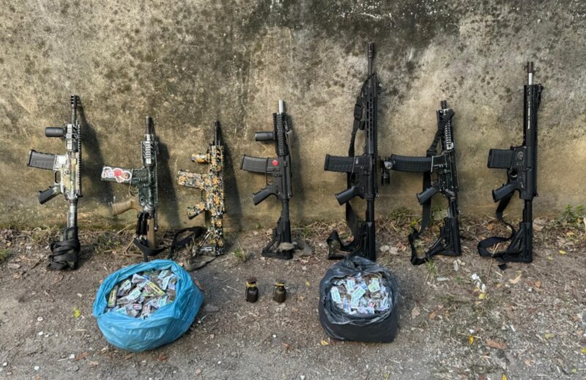 'Especialistas defendem desarmamento como prioridade no combate ao crime' Fuzis apreendidos na Cidade de Deus em operação da PM (Foto: Divulgação Polícia Militar)