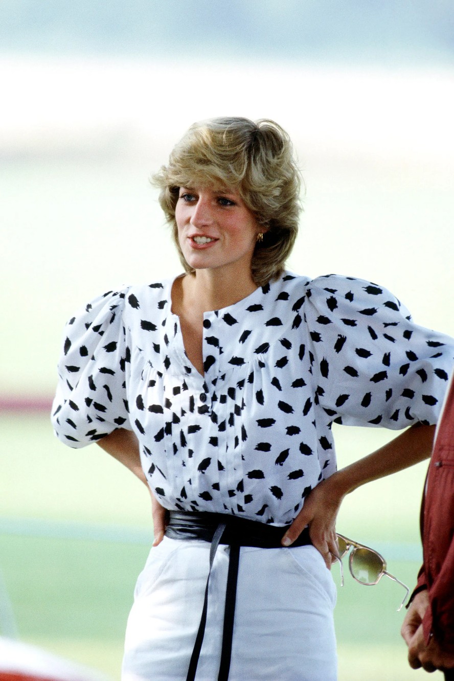 Blusas dos anos 80 voltam com tudo e prometem dominar o escritório em 2025 Blusas dos anos 80 voltam com tudo e prometem dominar o escritório em 2025