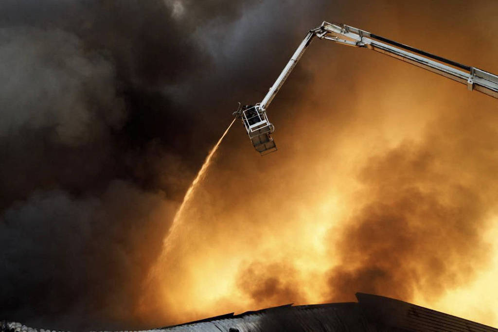 Putin desconsidera aviso dos EUA e lança 400 drones contra a Ucrânia Bombeiros trabalham contra incêndio causado por ataque com drones russos em Vinnitsia (Foto: Serviço Estatal de Emergência da Ucrânia/AFP)
