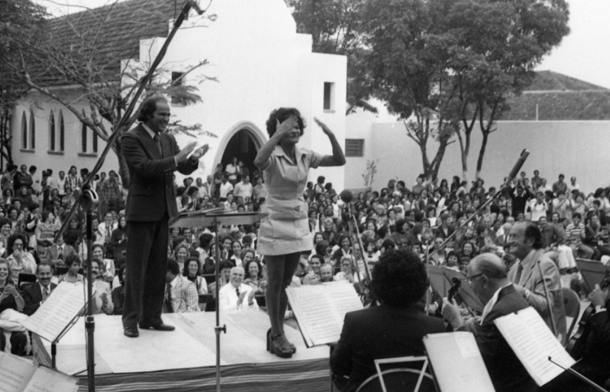 Projeto Aquarius é apresentado no presídio feminino Talavera Bruce Projeto Aquarius: A detenta Nilce 'regendo' orquestra com o maestro Karabtchevsky, em 1976 (Foto: Luiz Pinto/Agência O GLOBO)