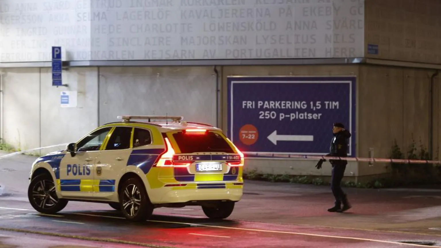Três homens são presos pelo assassinato de rapper sueco em estacionamento Três homens são presos pelo assassinato de rapper sueco em estacionamento