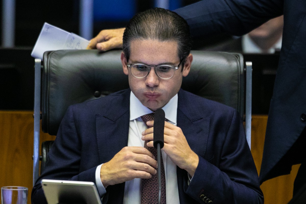 Hugo Motta durante sessão na Câmara que votou projeto cancelando decreto do governo que elevou o IOF (Foto: Brenno Carvalho / Agência O Globo)