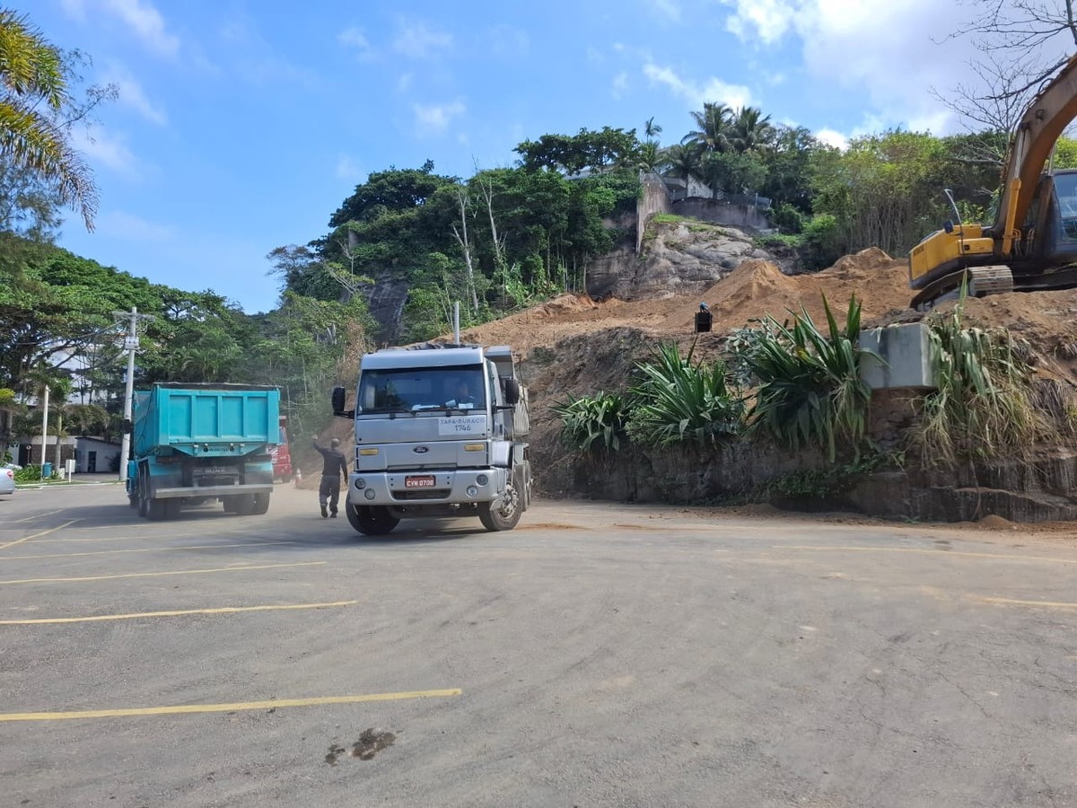 Obra em encosta na Joatinga (Foto: Foto do leitor)
