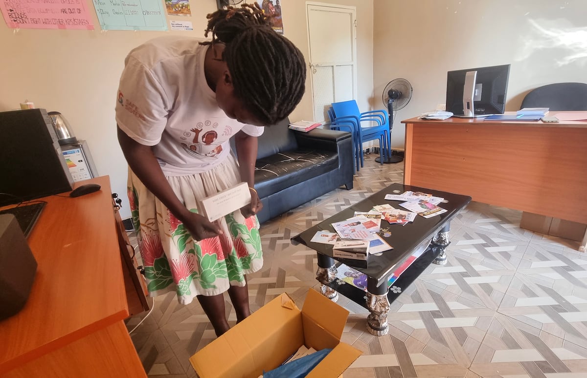 Uganda enfrenta crise para população queer com leis homofóbicas e falta de saúde Brenda Lamwaka, assistente legal comunitária, mostra alguns dos produtos sanitários que recolhe no hospital público em nome de outras pessoas 'queer'. (Foto: John Okot)
