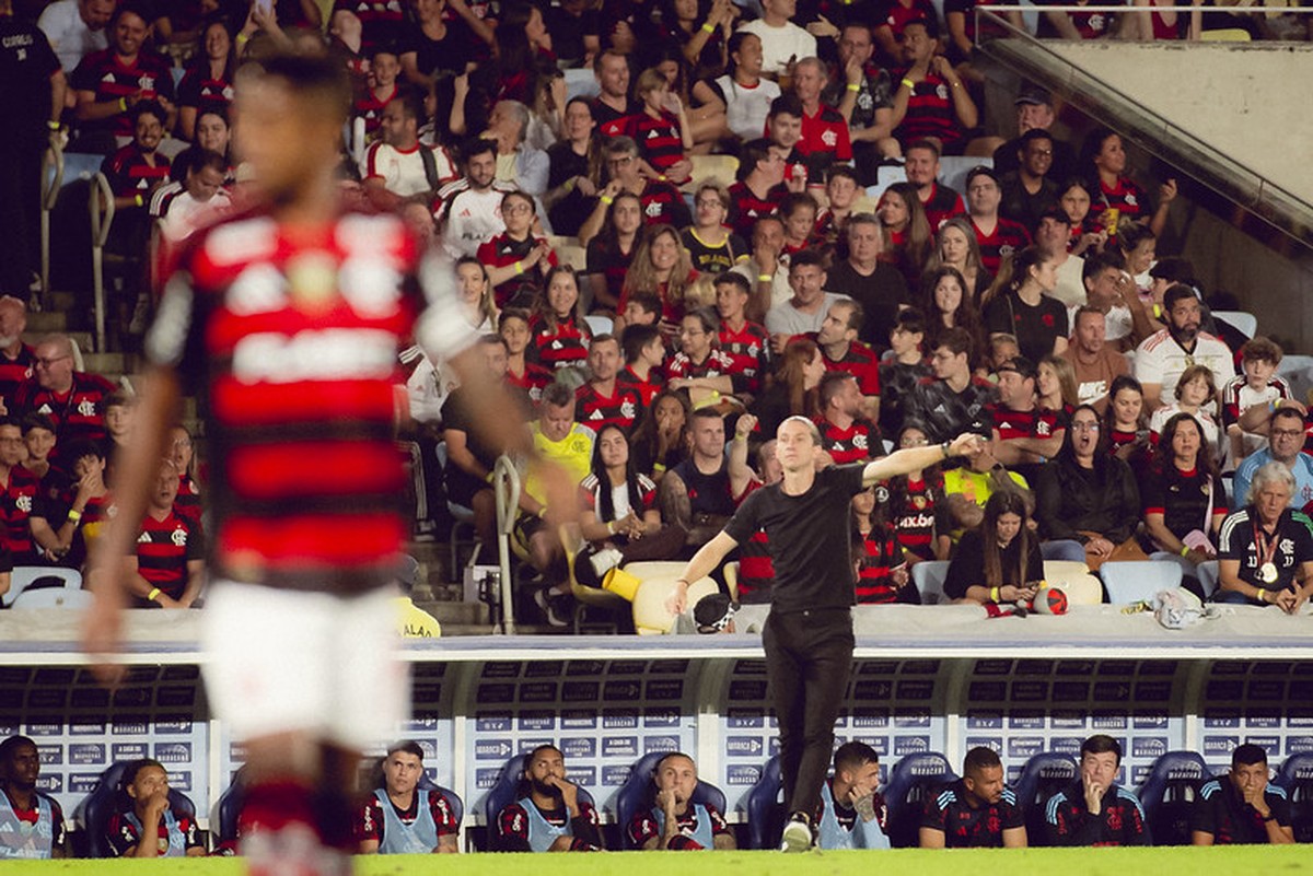 Filipe Luis e o elenco do Flamengo no Maracanã (Foto: Divulgação)