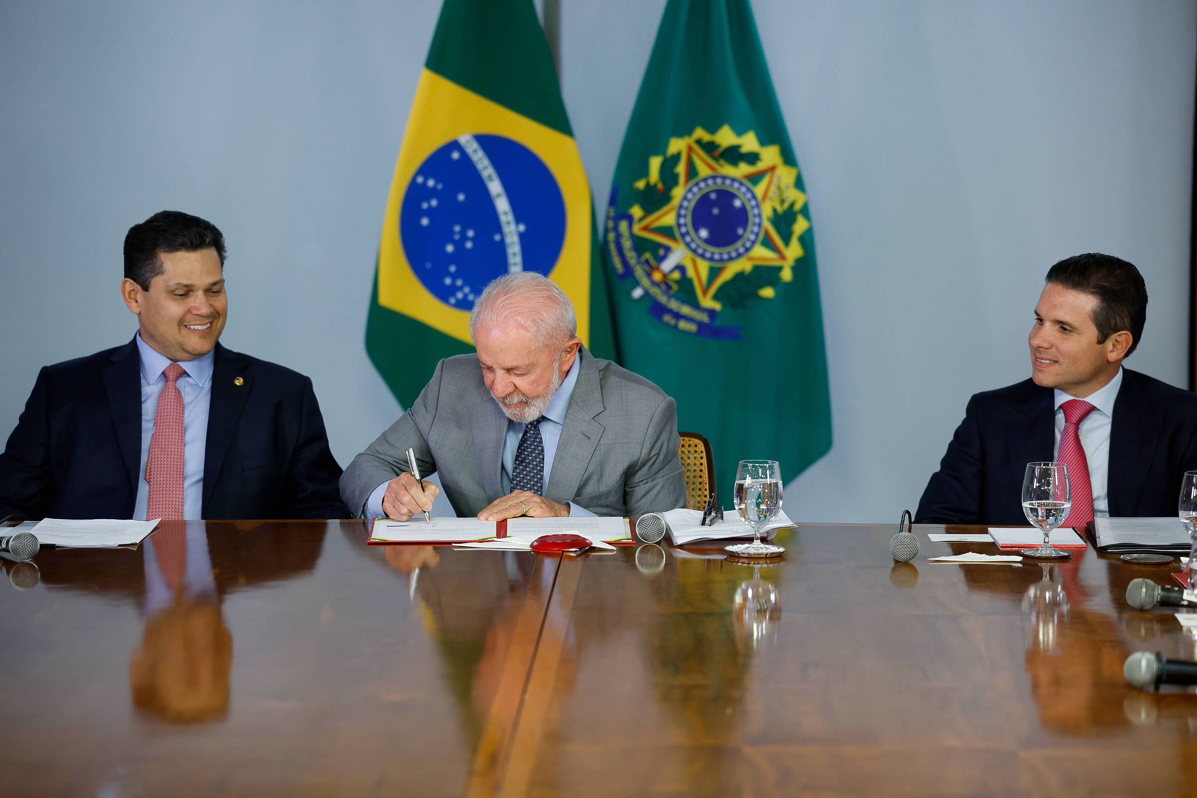 O presidente Lula entre os presidentes da Câmara, Hugo Motta (à esq.), e do Senado, Davi Alcolumbre, durante a cerimônia de entrega da PEC da Segurança (Foto: Pedro Ladeira - 23.abr.25/Folhapress)