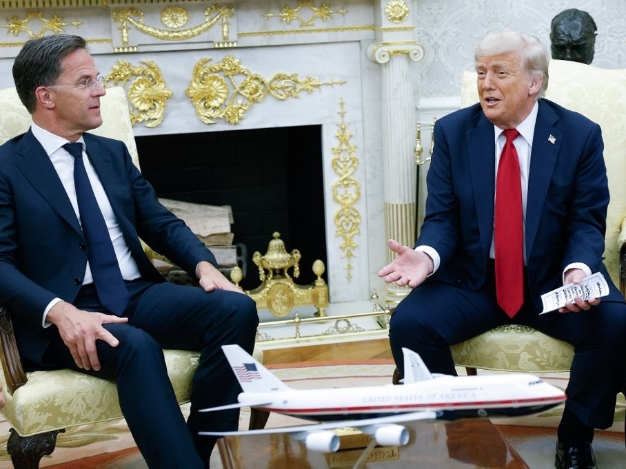 Otan avisa Brasil sobre possíveis sanções devido a apoio à Rússia na guerra O presidente Donald Trump se encontra com o secretário-geral da Otan, Mark Rutte (esq.), no Salão Oval da Casa Branca, em 14 de julho de 2025, em Washington, D.C. (Foto: KEVIN DIETSCH/Getty Images via AFP)