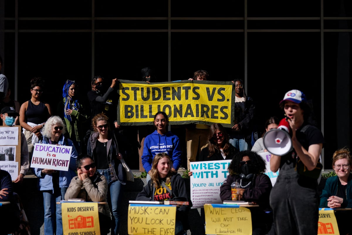 Suprema Corte dos EUA libera Trump para cortar o Departamento de Educação Protesto em frente ao Departamento de Educação no mês de março, em Washington. (Foto: Kent Nishimura/REUTERS)