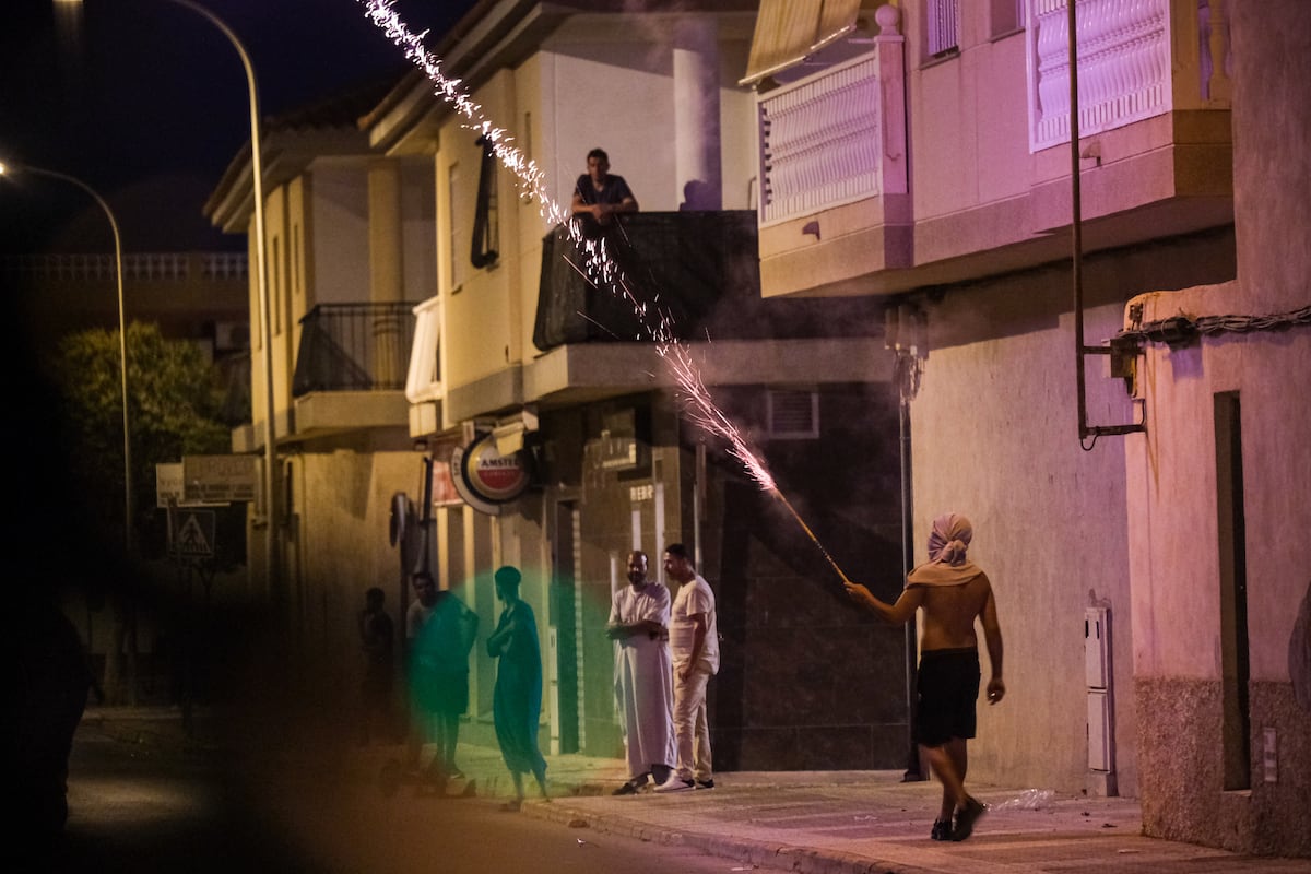Torre Pacheco celebra a diversidade cultural através da língua e da identidade nacional O bairro de San Antonio, em Torre Pacheco (Murcia), durante os disturbios da noite de terça-feira. (Foto: Pablo Miranzo/EFE)