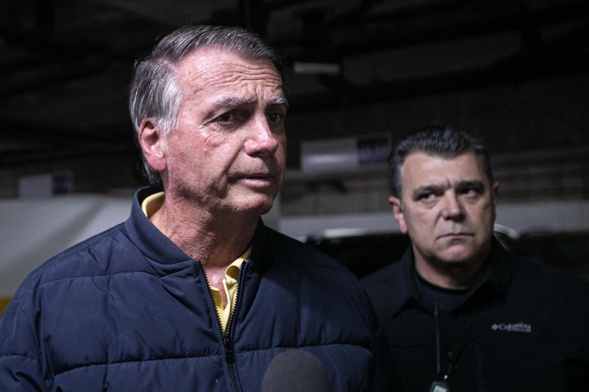 O ex-presidente Jair Bolsonaro fala à imprensa após colocar tornozeleira eletrônica, depois de operação da Polícia Federal (Foto: Brenno Carvalho/Agência O Globo)