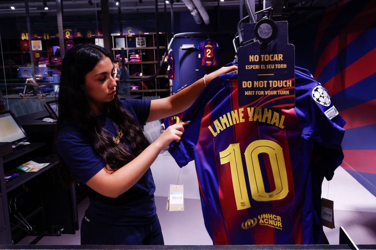 Imagem da primeira equipação do Barcelona com o 10 de Lamine Yamal (Foto: Quique García/EFE)