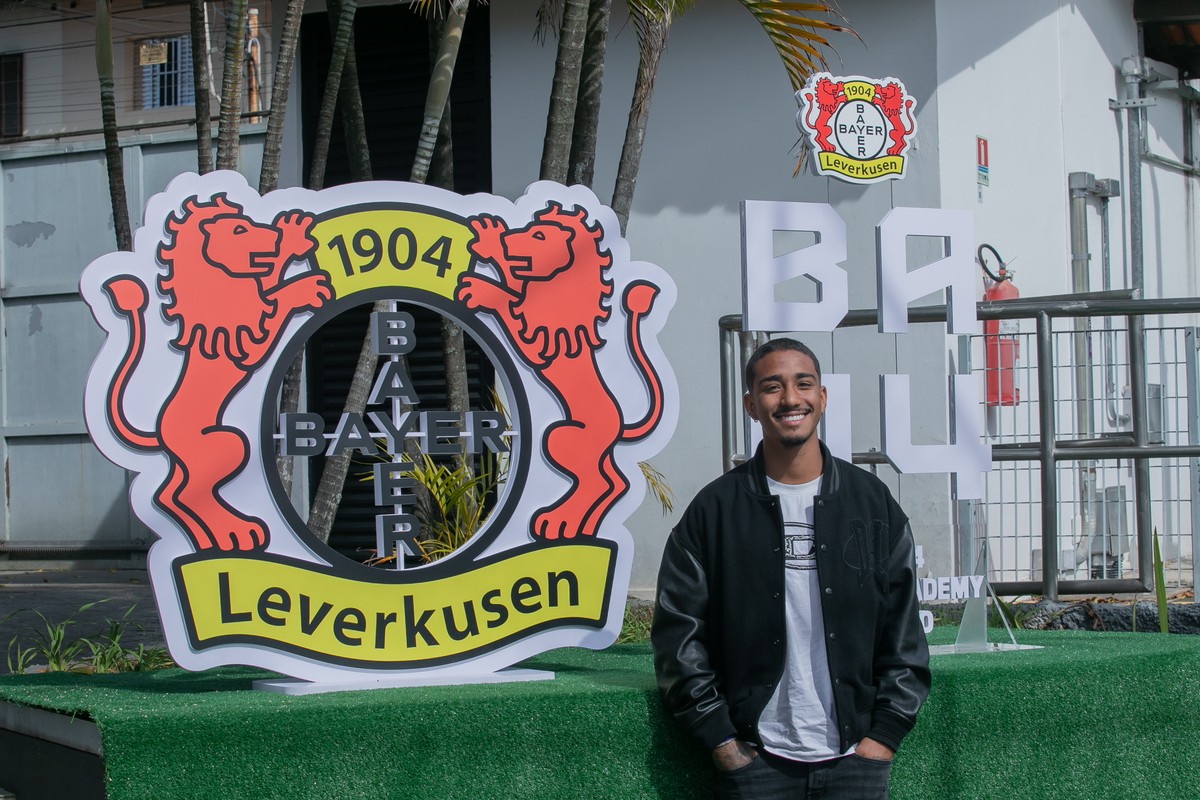 Arthur, lateral brasileiro do Bayer Leverkusen (Foto: Divulgação/Bayer Leverkusen)