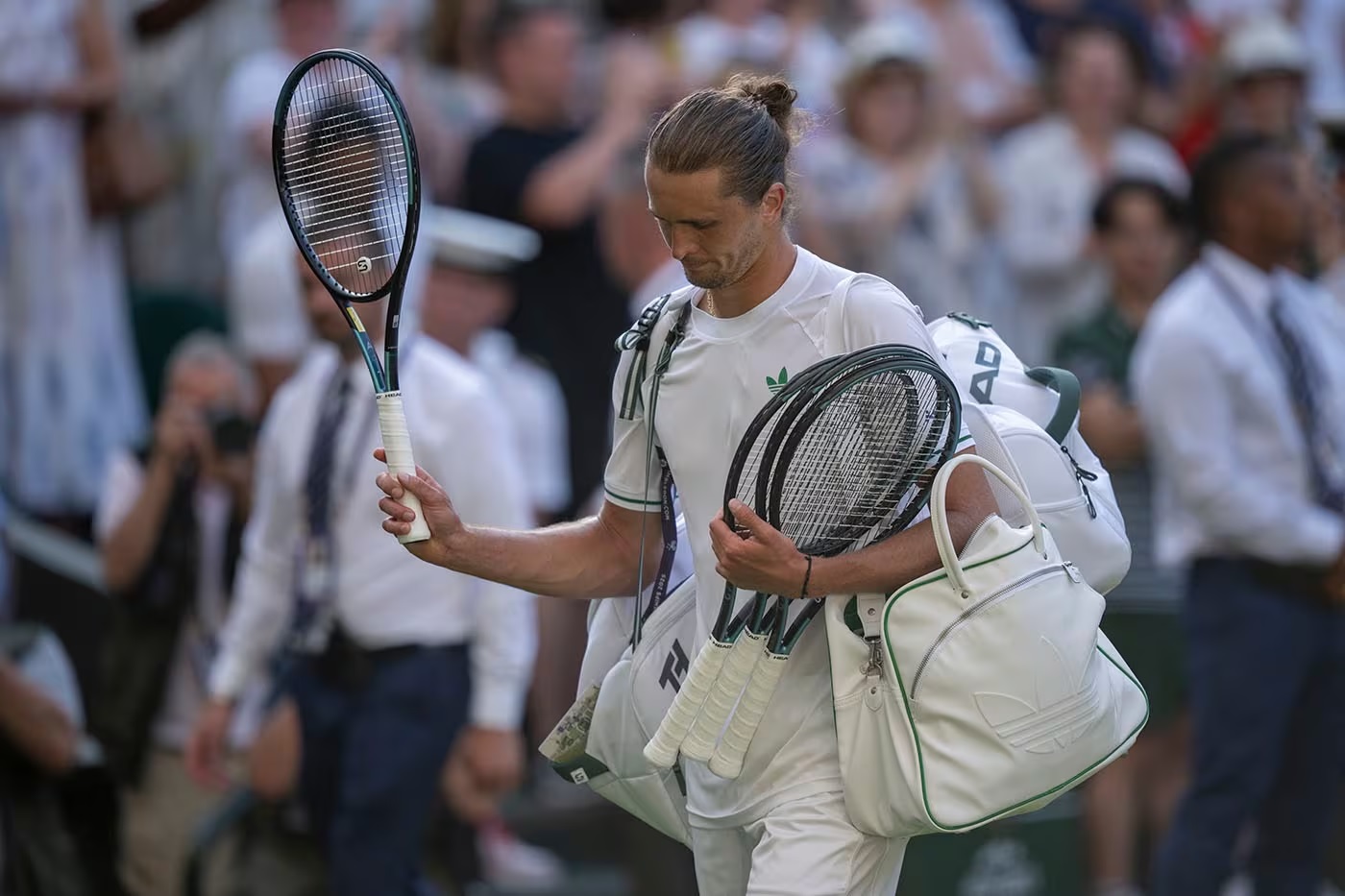 Becker apoia Zverev após desabafo do tenista sobre dificuldades pessoais Becker apoia Zverev após desabafo do tenista sobre dificuldades pessoais