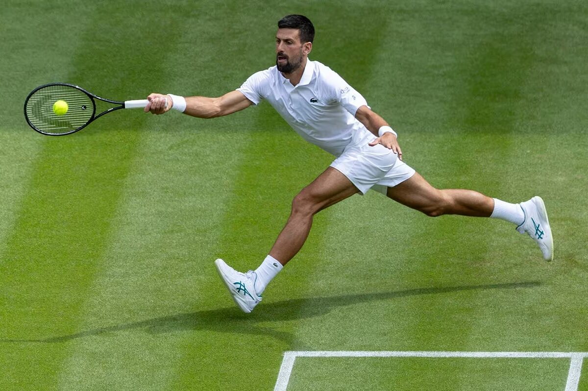 Djokovic alcança 100 vitórias em Wimbledon ao vencer compatriota em partida emocionante