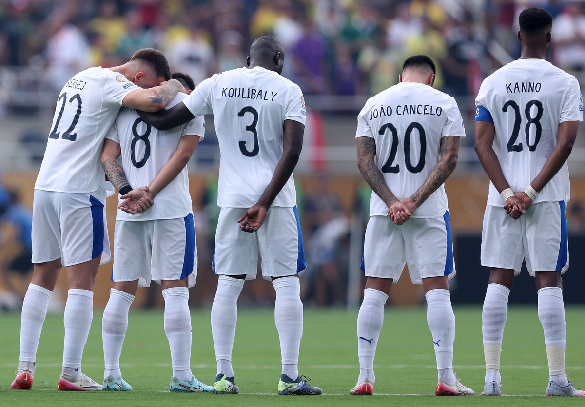 Fluminense e Al-Hilal realizam minuto de silêncio em homenagem a jogadores falecidos João Cancelo e Rúben Neves se emocionam durante minuto de silêncio em homenagem aos irmãos Diogo Jota e André Silva (Foto: Megan Briggs / GETTY IMAGES NORTH AMERICA / Getty Images via AFP)