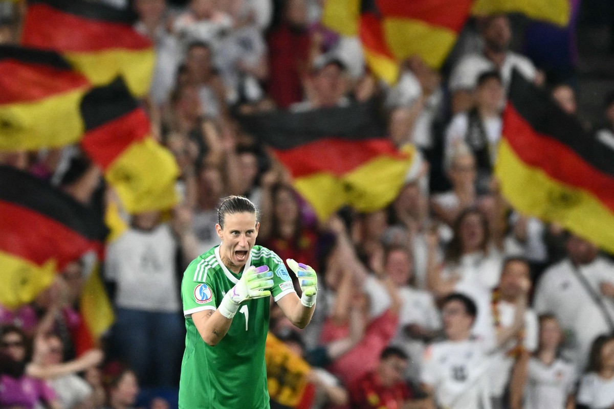 Alemanha aposta em Ann-Katrin Berger para vencer Espanha na semifinal da Euro Ann-Katrin Berger, goleira da Alemanha, é esperança para a semifinal (Foto: Sebastien Bozon/AFP)