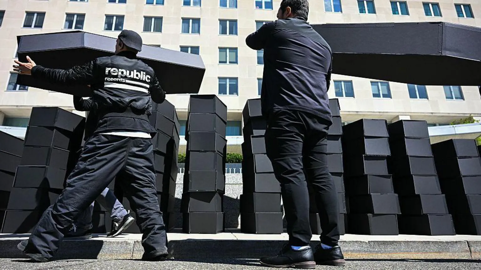 Demonstradores em Washington empilharam caixões vazios na rua em protesto contra cortes no financiamento de HIV/Aids nos EUA (Foto: Getty Images)