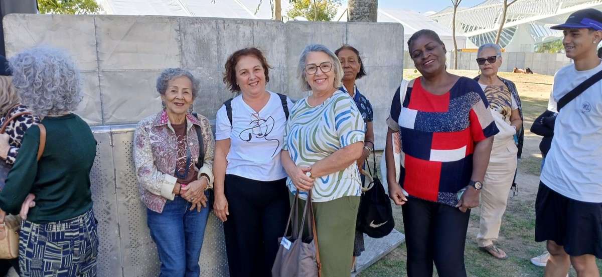 Praça Mauá recebe evento gratuito que encanta todas as idades com diversas atrações Hilda Simões, Rosângela e Rosana Anjos e Marilene Araújo aguardam show do projeto Aquarius (Foto: Felipe Gelani)