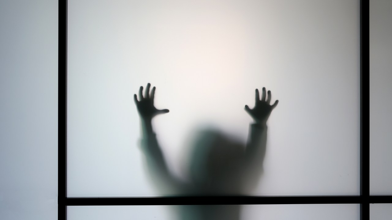 Homem é detido no DF por abusar sexualmente de netas de 5 e 10 anos Criança com as mãos no vidro (Foto: tolgart/Getty Images)