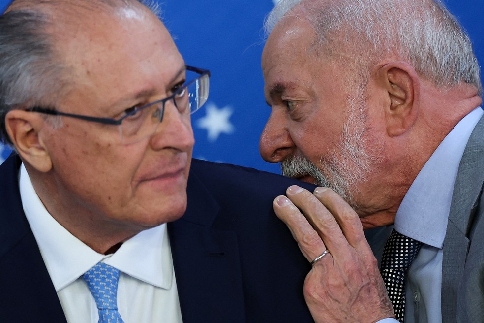 Brasil expressa indignação com tarifa de 50% e cobra resposta dos EUA Lula e Alckmin participam de cerimônia no Palácio do Planalto, em Brasília, em 14 de julho de 2025. (Foto: Reuters/Adriano Machado)