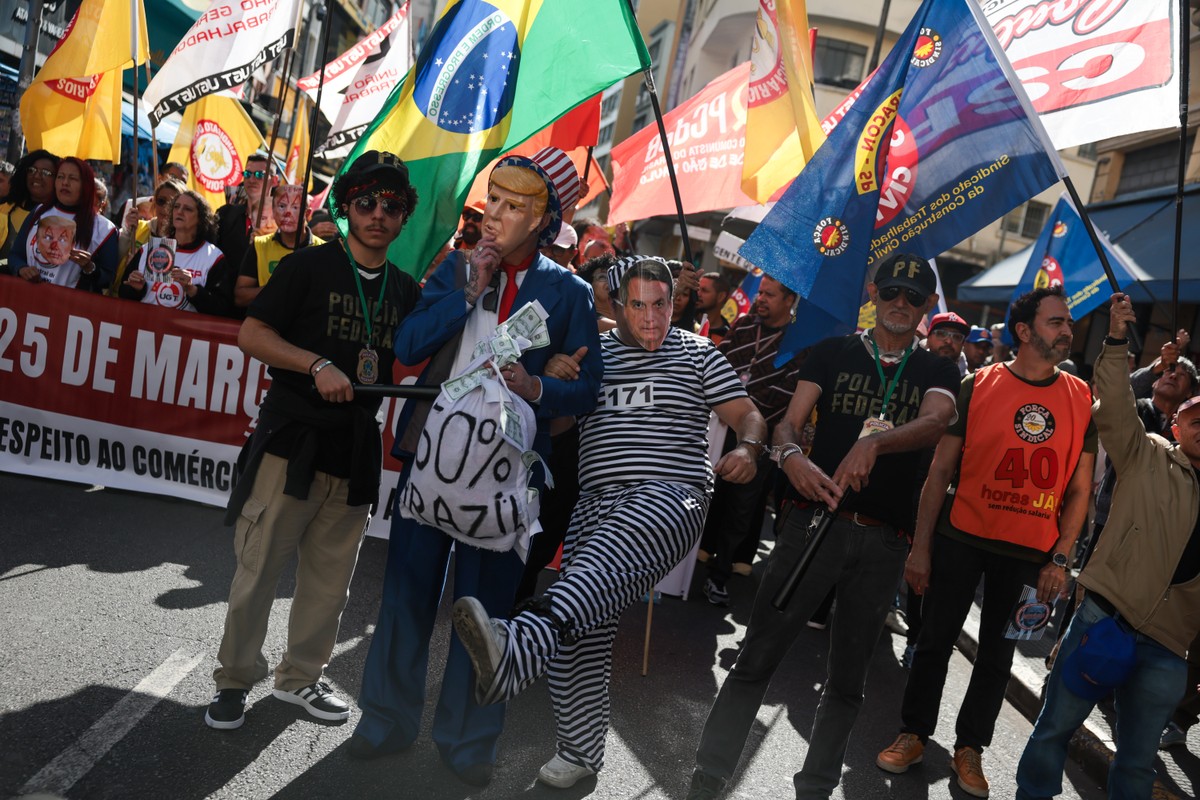 Protesto na Rua 25 de Março pede 'Bolsonaro preso' e critica aumento de tarifas Manifestação do Sindicato dos Comerciários de SP na rua 25 de março em defesa 'dos empregos do comércio, do Pix e da soberania nacional (Foto: Maria Isabel Oliveira/O Globo)