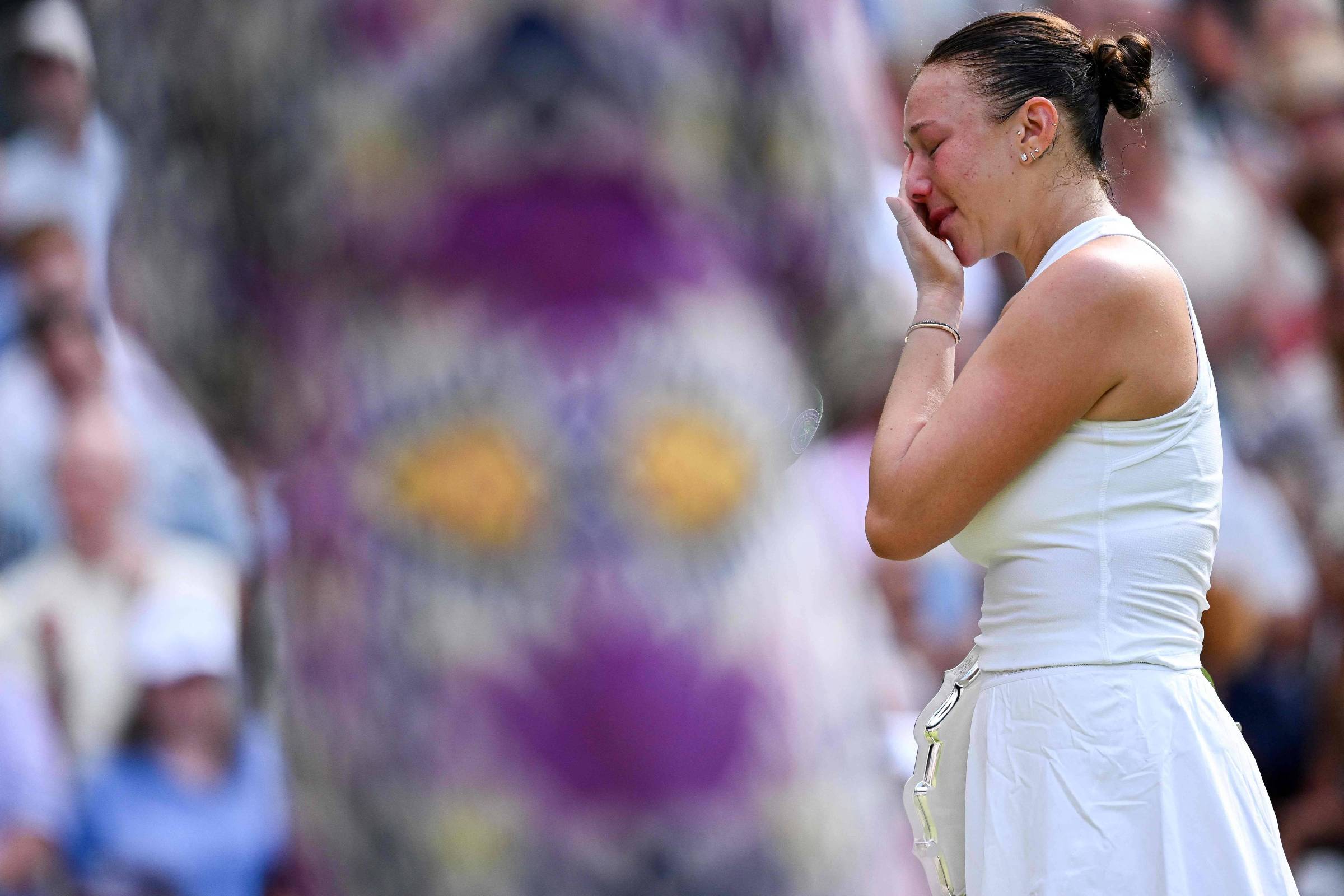 Anisimova compartilha lições valiosas sobre superação após derrota em Wimbledon Amanda Anisimova chora durante premiação da final feminina de Wimbledon (Foto: Kirill Kudryavtsev - 12.jul.2025/AFP)