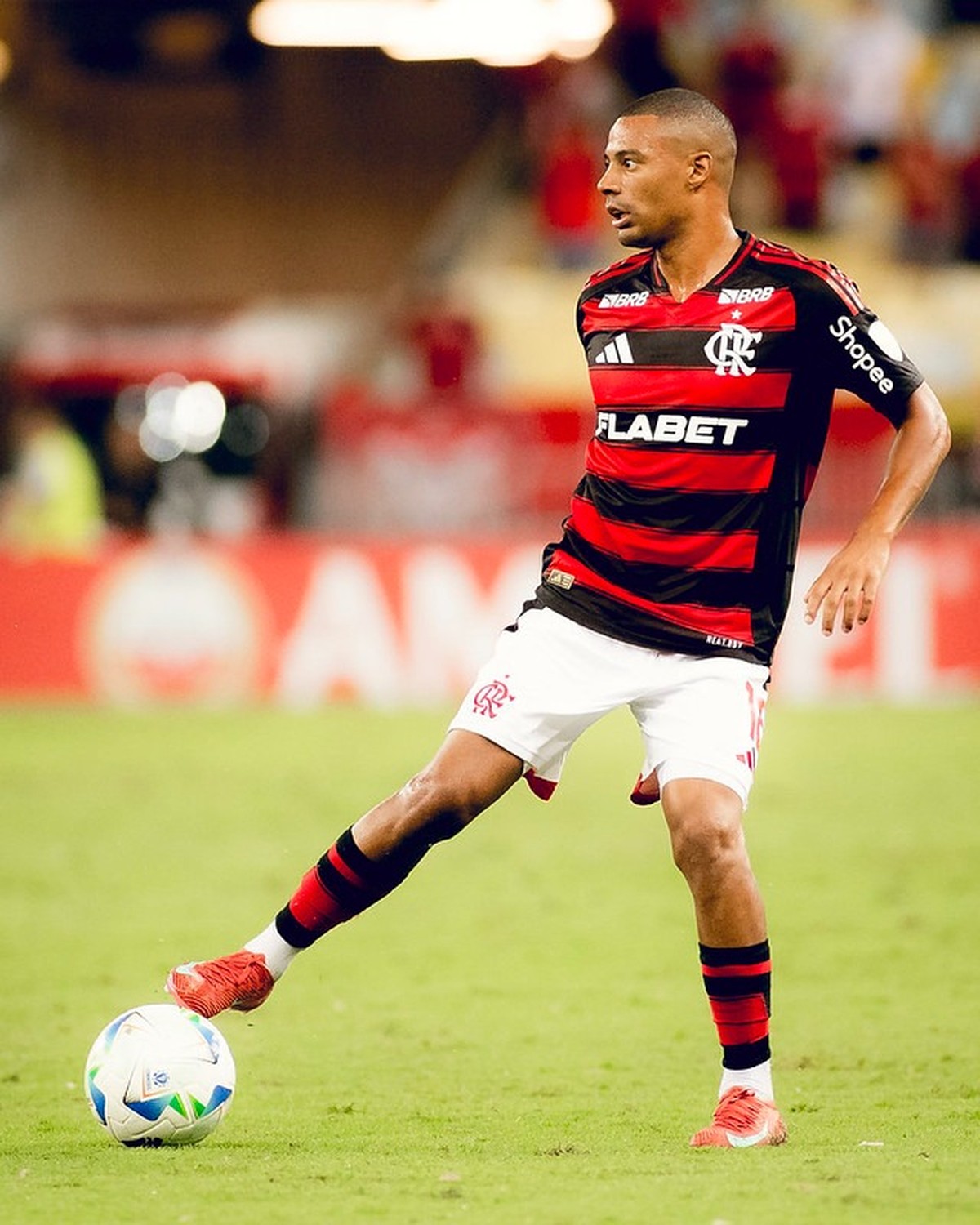 Médico do Flamengo revela lesão irreparável no joelho de De la Cruz De La Cruz durante clássico entre Flamengo e Botafogo (Foto: Adriano Fontes/Flamengo)