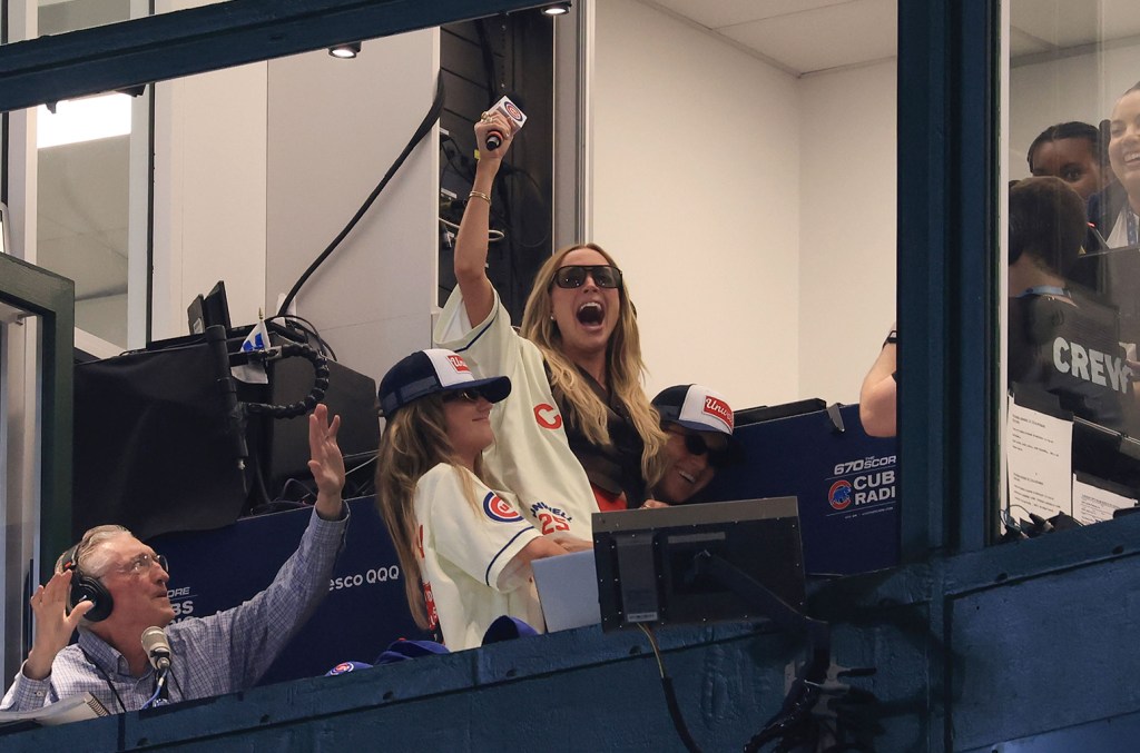 Alex Cooper faz performance divertida de 'Take Me Out to the Ball Game' em Chicago Alex Cooper faz performance divertida de 'Take Me Out to the Ball Game' em Chicago