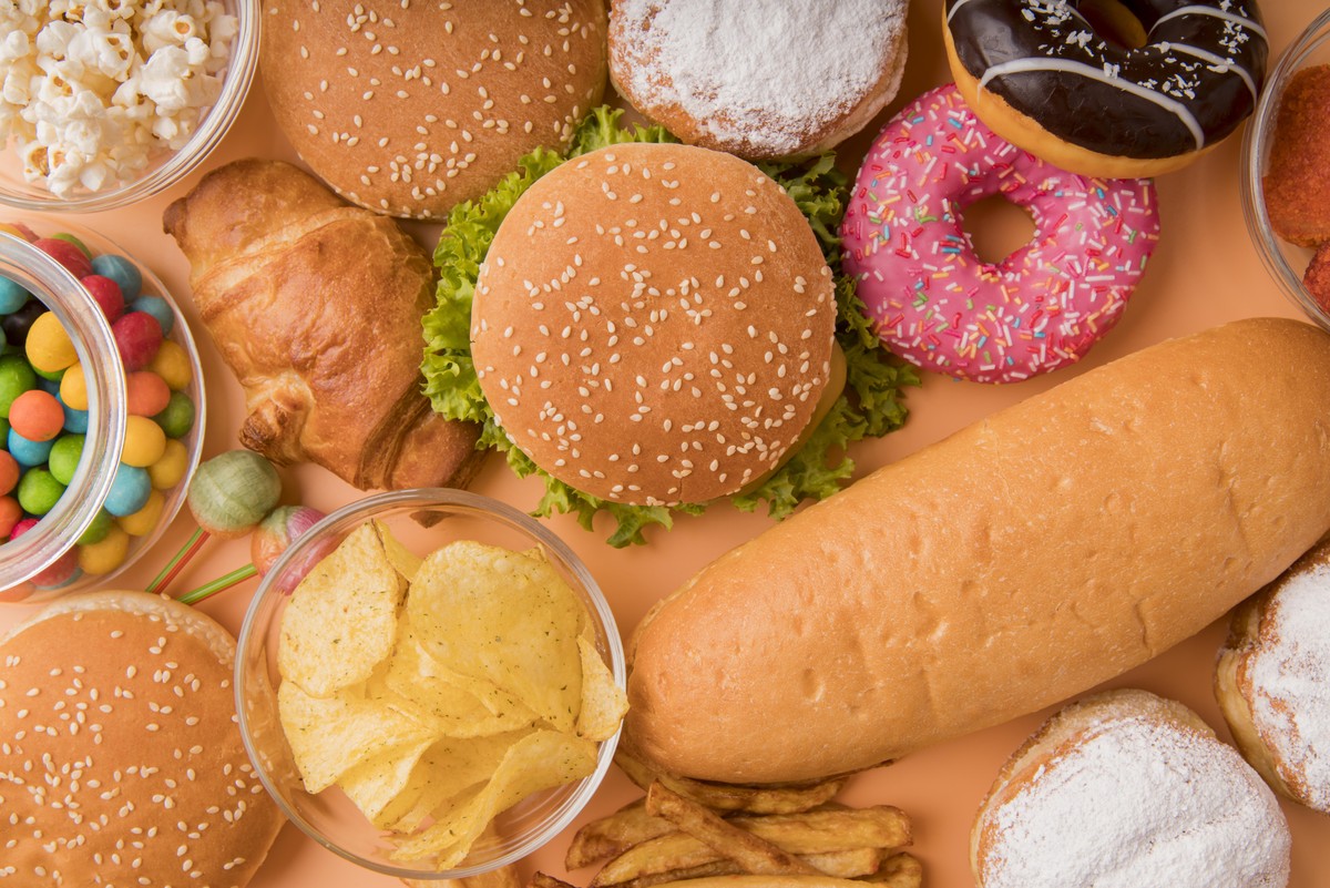 Ultraprocessados são associados a dependência semelhante à de drogas, afirmam estudos Os ultraprocessados são feitos para serem consumidos em grande quantidade — Foto: Freepik