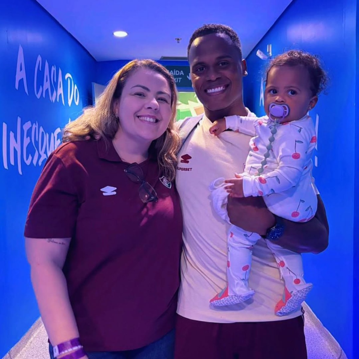 Psicóloga presta homenagem emocionante na despedida de Arias do Fluminense Emily, Árias e sua filha Zoé em foto usada no post da psicóloga (Foto: Reprodução da internet)