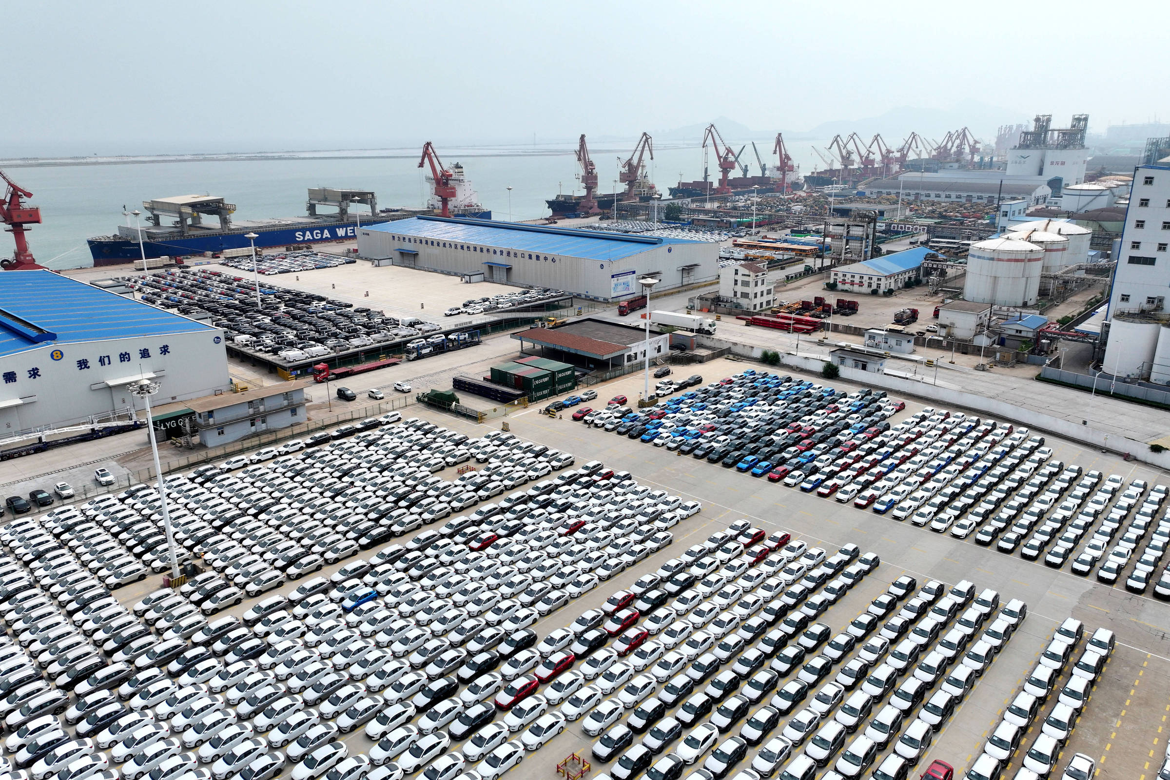 Veículos enfileirados em porto da cidade de Lianyungang, na China (Foto: Wang Chun/Xinhua)
