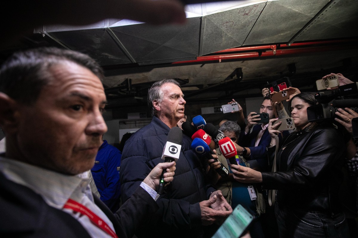 O ex-presidente Jair Bolsonaro fala à imprensa após colocar tornozeleira eletrônica, depois de operação da Polícia Federal (Foto: Brenno Carvalho/Agência O Globo)