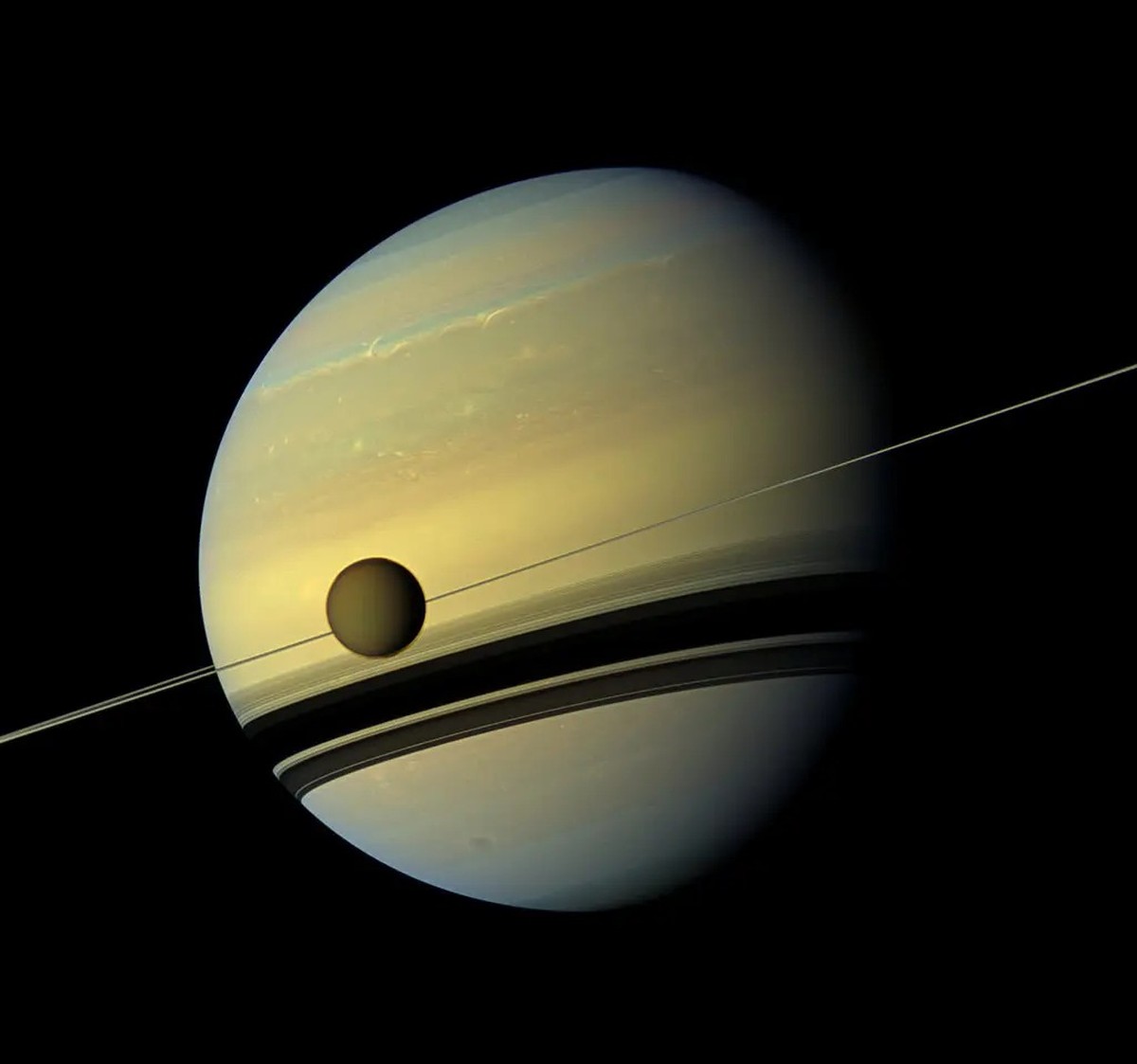 Saturno inicia movimento retrógrado; descubra o que isso significa Titã, a maior lua de Saturno, mede 5.150 quilômetros de diâmetro e é maior que o planeta Mercúrio (Foto: Nasa/JPL-Caltech, via Space Science Institute)