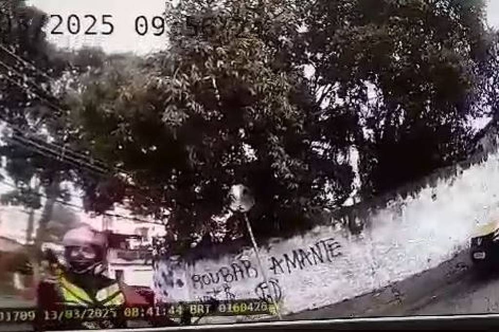 Imagem da câmera corporal mostra momento em que motociclista aponta arma para agente da CET (Foto: Reprodução)