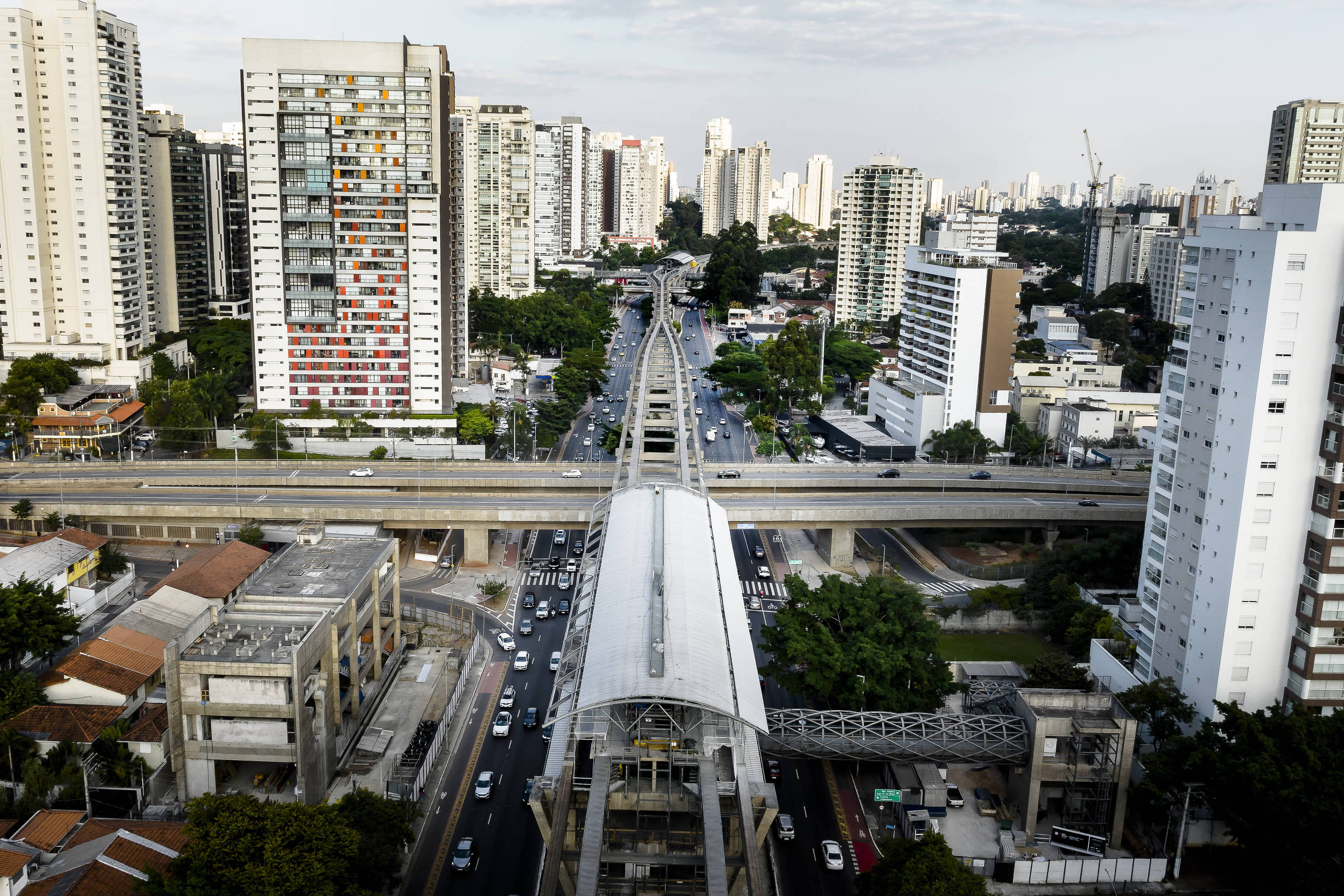 São Paulo perde R$ 1 bilhão em arrecadação devido a incentivos fiscais a construtoras Regiões no entorno de linhas do metrô, como no trecho do futuro monotrilho da Linha 17-Ouro, permitem incentivos para a construção de Habitação de Interesse Social (Foto: Rubens Cavallari - 3.mai.2024/Folhapress)