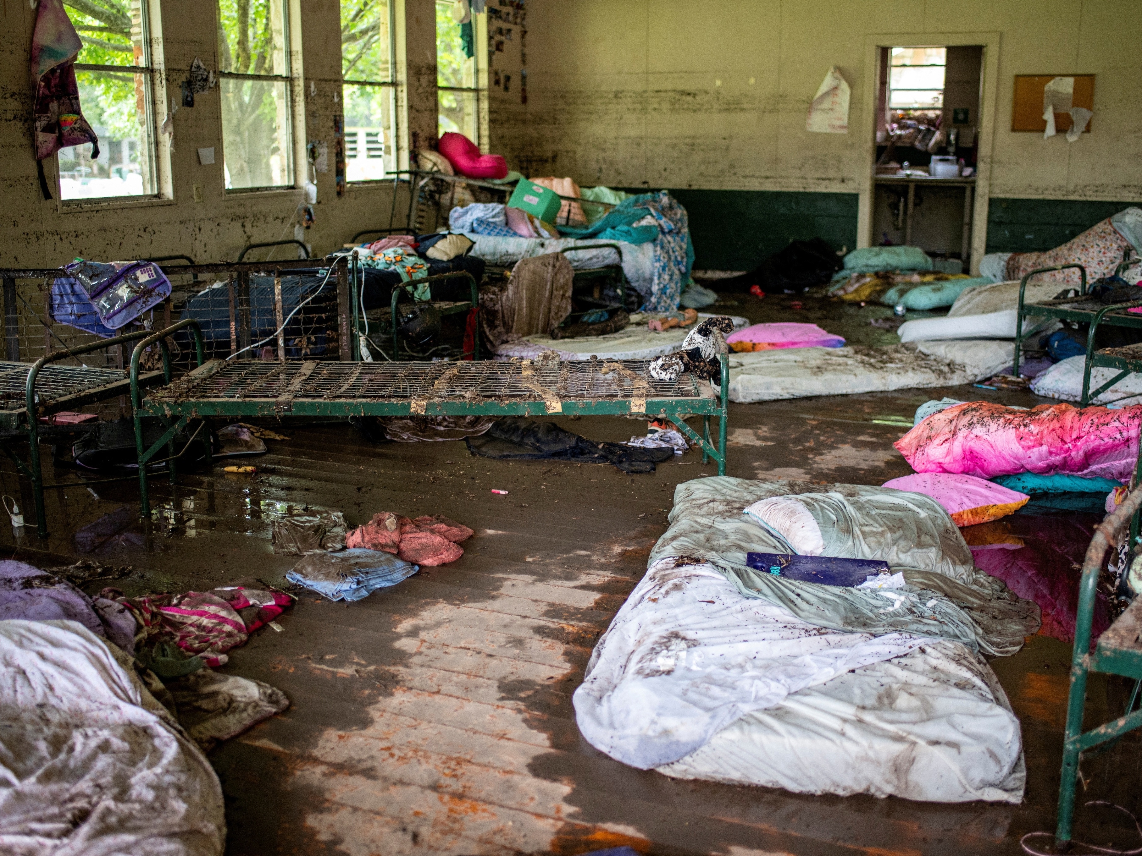 Diretor retarda evacuação em acampamento no Texas e 27 pessoas perdem a vida Cabana do acampamento de férias Camp Mystic após ser invadida por lama. Colônia de férias fica à beira do rio Guadalupe, que transbordou nas chuvas que atingiram o Texas (Foto: Sergio Flores/Reuter)