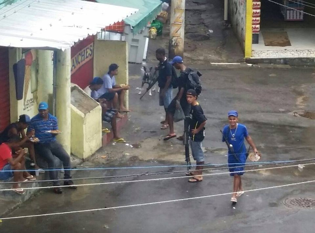 Traficantes armados de fuzil no Morro Jorge Turco, em Coelho Neto — Foto: Acervo O Globo