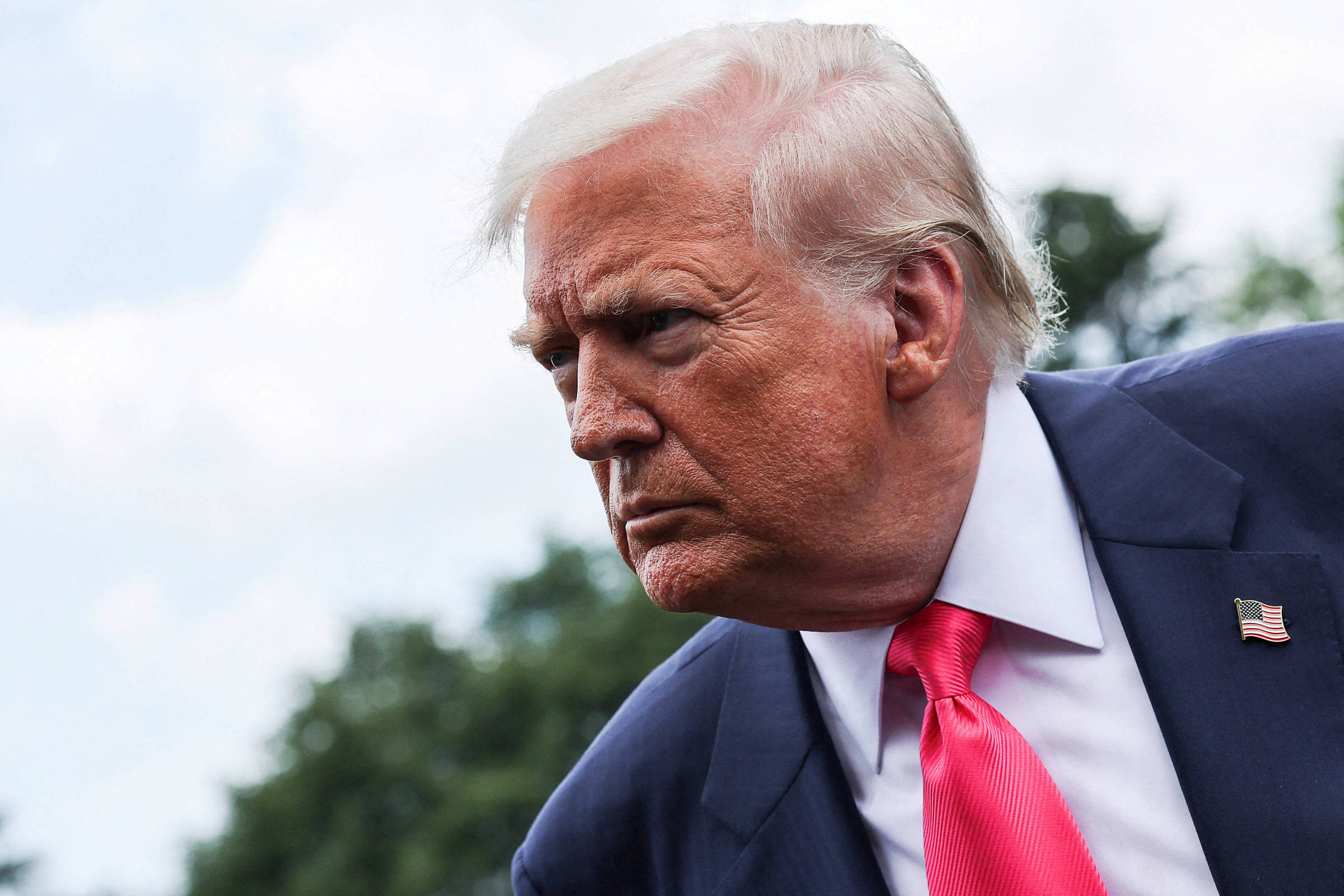 Donald Trump fala com repórteres ao embarcar para a Pensilvânia, no dia 15 de julho (Foto: Jonathan Ernst - 15.jul.25/Reuters)