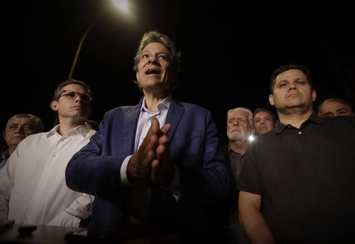 Governo e Congresso se reúnem no STF para discutir o futuro do IOF Ministro da Fazenda, Fernando Haddad, fala após reunião, ao lado dos presidentes da Câmara, Hugo Motta, e do Senado, Davi Alcolumbre — Foto: Cristiano Mariz/Agência O Globo