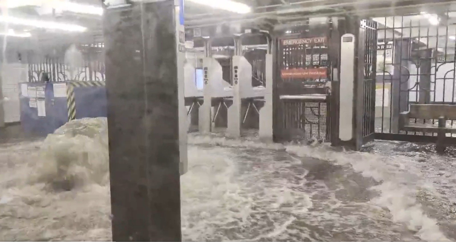 Enchente causa alagamento no metrô de Nova York e gera 'gêiser' de água Enchente invade estação de metrô em Nova York (Foto: Reprodução/ Redes sociais)