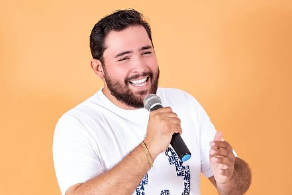 Felipe Alves, da dupla com Raphael, morre após acidente de caminhonete Felipe Alves estava animado com o lançamento do primeiro EP da dupla (Foto: Reprodução/Instagram)