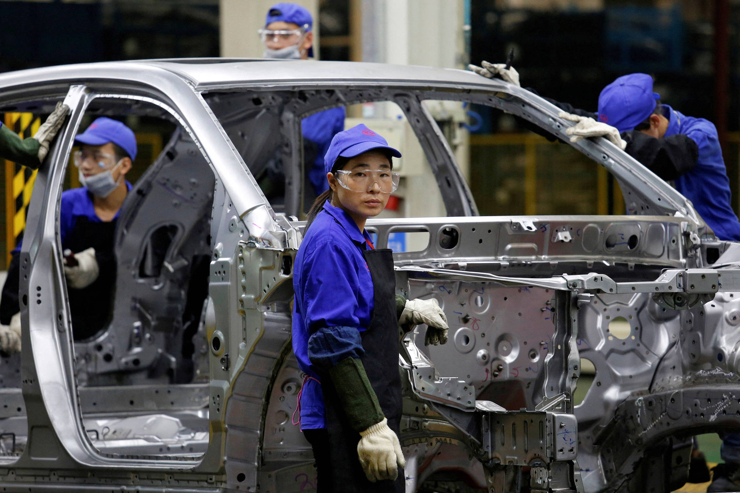 Linha de montagem da BYD em Shenzhen, na China - 25.mai.16 (Foto: Bobby Yip/Reuters)